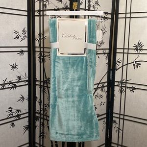NWT - Celebrity Home Luxury Throw - Aquifer color